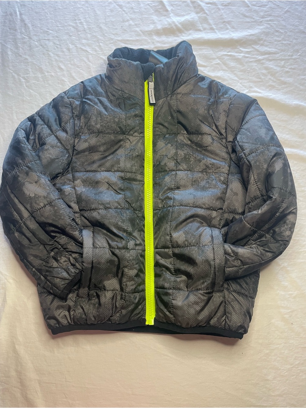 ZeroXposur Kids 4/5 Black/Gray Camo Puffer Jacket with Neon Yellow Zip PRELOVED